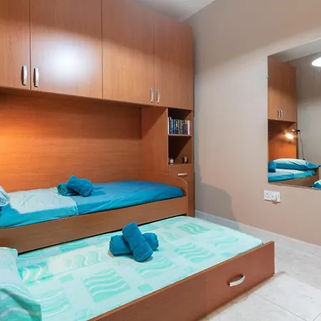 Spacious & Comfy Seaside Flat *