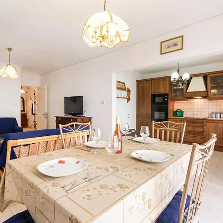 Apartment Spacious & Comfy Seaside Flat