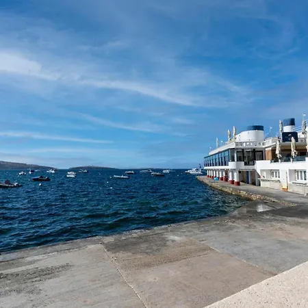 Spacious & Comfy Seaside Flat Apartman