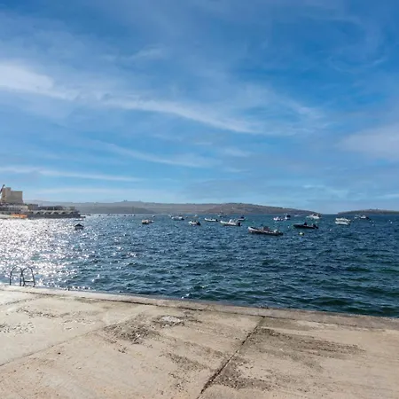 Spacious & Comfy Seaside Flat Apartman