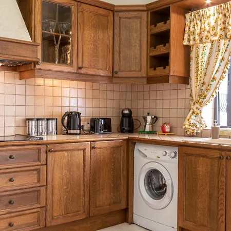 Spacious & Comfy Seaside Flat Apartman