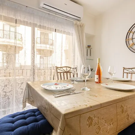 Apartment Spacious & Comfy Seaside Flat