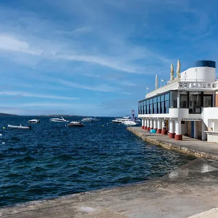 Spacious & Comfy Seaside Flat Apartmán *